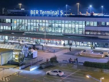 Zborurile au fost suspendate timp de aproape două ore la aeroportul din Berlin după o alertă referitoare la prezenţa de drone