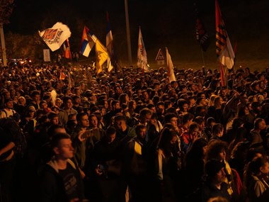 Serbia - Un protest de mare amploare, cu zeci de mii de oameni veniţi din întreaga ţară, are loc sâmbătă în Novi Sad, la un an de la tragedia din gara acestui oraş. Preşedintele Vucic spune în ajun că „a făcut declaraţii pe care le regretă” - VIDEO