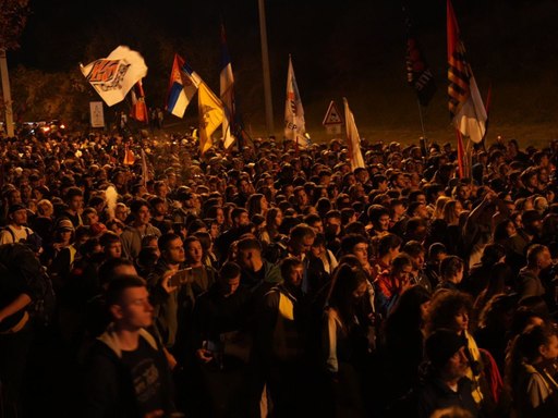 Serbia - Un protest de mare amploare, cu zeci de mii de oameni veniţi din întreaga ţară, are loc sâmbătă în Novi Sad, la un an de la tragedia din gara acestui oraş. Preşedintele Vucic spune în ajun că „a făcut declaraţii pe care le regretă” - VIDEO