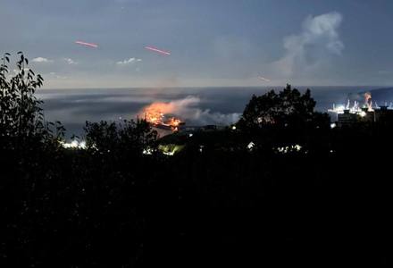 Un atac ucrainean cu drone a incendiat un petrolier şi infrastructura portului rus Tuapse de la Marea Neagră