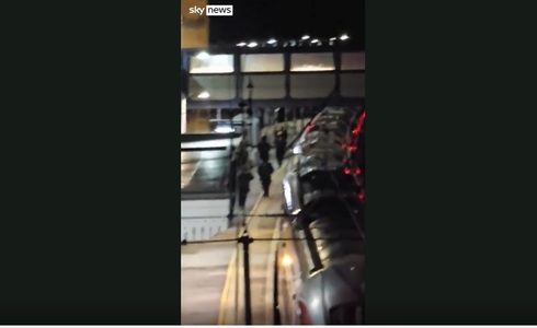 Zece răniţi, dintre care nouă grav, într-un atac cu armă albă într-un tren din Anglia