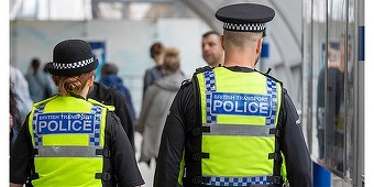 Poliţia britanică afirmă că atacul cu cuţitul din tren, soldat cu 11 victime, a fost comis de un singur atacator şi nu are legătură cu terorismul. Un angajat al căilor ferate, în stare critică, a încercat să-l oprească pe agresor şi e considerat erou
