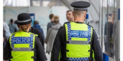 Poliţia britanică afirmă că atacul cu cuţitul din tren, soldat cu 11 victime, a fost comis de un singur atacator şi nu are legătură cu terorismul. Un angajat al căilor ferate, în stare critică, a încercat să-l oprească pe agresor şi e considerat erou
