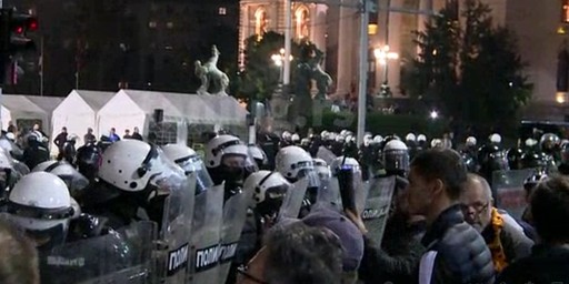 Oponenţii şi susţinătorii preşedintelui Serbiei s-au încăierat la Belgrad