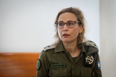 Fosta şefă a departamentului juridic al armatei israeliene a fost arestată pentru că a divulgat un videoclip care arată violenţe ale soldaţilor împotriva deţinuţilor palestinieni