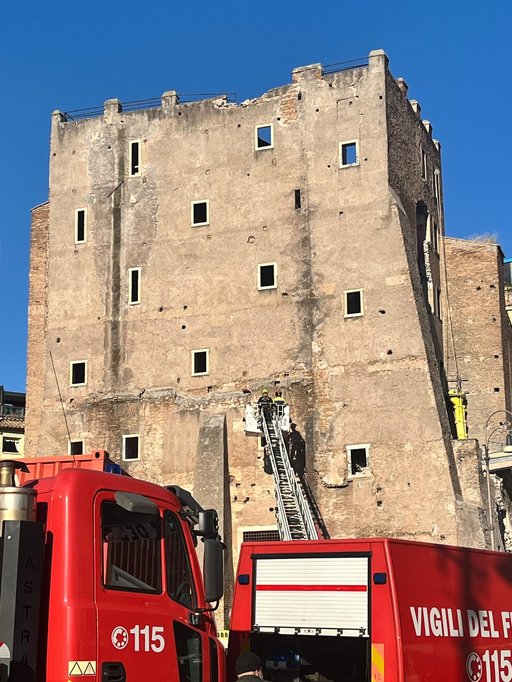 UPDATE - Muncitorul român care a rămas blocat după prăbuşirea unei părţi a unui turn medieval din centrul Romei a murit / Nicuşor Dan, mesaj de condoleanţe / Şeful statului, gând pentru românii care muncesc în afara ţării