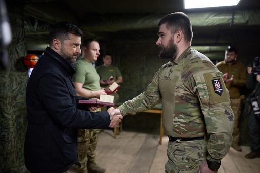 Zelenski a vizitat trupele din zona Pokrovsk, epicentrul luptelor din estul ţării - VIDEO, FOTO