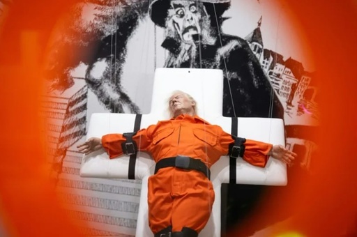 O sculptură cu un Trump legat pe o cruce, ”Saint or Sinner", a artistului britanic Mason Storm, evocând o crucificare sau o execuţie cu injecţia letală, expusă în Elveţia