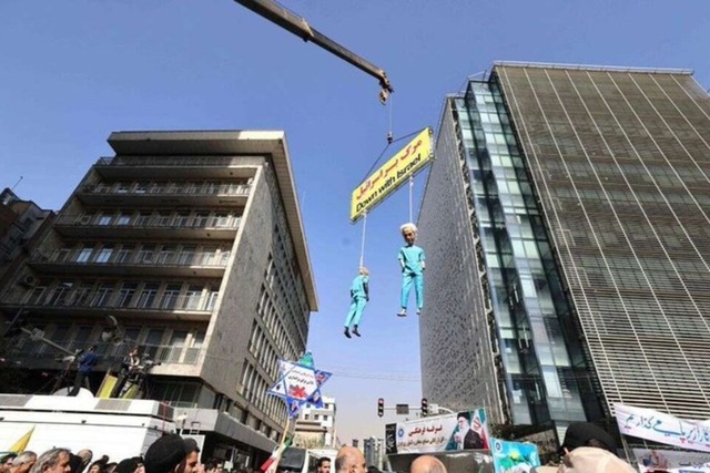 Iranul comemorează luarea cu asalt a Ambasadei SUA, cu replici de rachete, manechine reperezentându-i pe Trump şi Netanyahu spânzurate în public, sicrie false ale unor militari israelieni şi false centrifuge