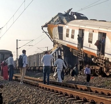 Opt persoane au murit într-o coliziune feroviară în centrul Indiei