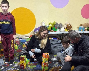 Angelina Jolie vizitează o maternitate şi un spital pediatric la Herson, în sudul Ucrainei