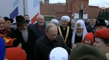 Putin, pus în încurcătură după ce este luat la întrebări, în Piaţa Roşie, de Kira, o fată de 11 ani, pe tema tratamentului aplicat unchiului său rănit în Războiul din Ucraina