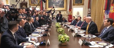 Trump şi Hegseth apără decizia retragerii unor trupe americane din România, într-o întâlnire cu Orban la Casa Albă, după ce Bucureştiul cere să fie anulată. ”Mie chiar îmi plac românii”, spune Trump. A fost coordonată cu Casa Albă şi Rutte şi notificată - Hegseth 