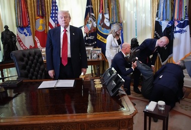 Directorul executiv al Novo Nordisk, Gordon Findlay, leşină în Biroul Oval, în prezenţa lui Trump, la anunţarea acordului în vederea ieftinirii unor tratamente-far împotriva obezităţii. Evenimentul a fost întrerupt şi reluat ulterior