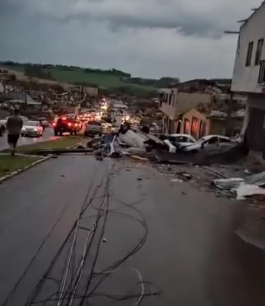 Cel puţin cinci morţi şi 130 de răniţi după ce o tornadă s-a produs în sudul Braziliei - VIDEO