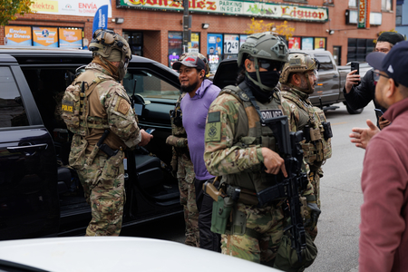 Focuri de armă au fost trase asupra agenţilor serviciului de imigrare în Chicago