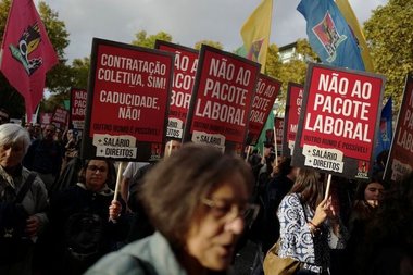 Zeci de mii de oameni au ieşit în stradă la Lisabona pentru a protesta faţă de propuneri legislative în domeniul muncii care ar face concedierea angajaţilor mai uşoară