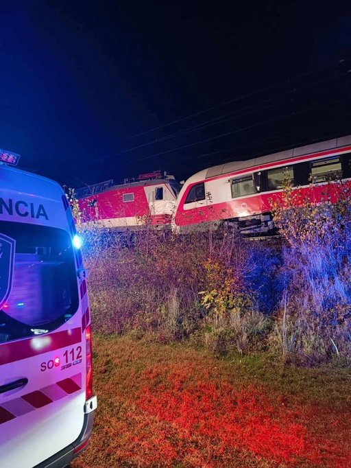 Mai multe persoane au fost rănite după ce două trenuri s-au ciocnit în Slovacia