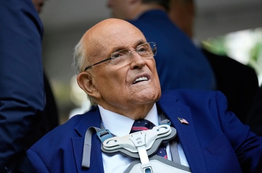 Trump îi graţiază pe fostul său avocat personal Rudy Giuliani şi pe fostul său şef de cabinet Mark Meadows, între alţii, acuzaţi de susţinerea răsturnării rezultatului alegerilor din 2020 în care a fost înfrânt de Biden