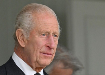 Un şofer francez de taxi îi cere regelui Charles al III-lea să-i plătească nota neplătită de ministrul de Externe David Lammy, care l-a acuzat de furtul bagajelor după o cursă din Italia de 1.550 €. ”Majestatea Voastră, vă cer să interveniţi”