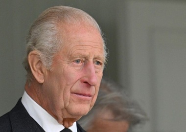 Un şofer francez de taxi îi cere regelui Charles al III-lea să-i plătească nota neplătită de ministrul de Externe David Lammy, care l-a acuzat de furtul bagajelor după o cursă din Italia de 1.550 €. ”Majestatea Voastră, vă cer să interveniţi”