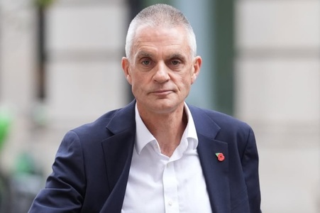 ”Trebuie să luptăm pentru a ne apăra jurnalismul”, cere directorul general demisionar Tim Davie, într-o videoconferinţă cu angajaţii şi preşedintele Samir Shah, după scandalul BBC-Trump. ”Văd libertatea presei pusă la grea încercare, văd instrumentalizare