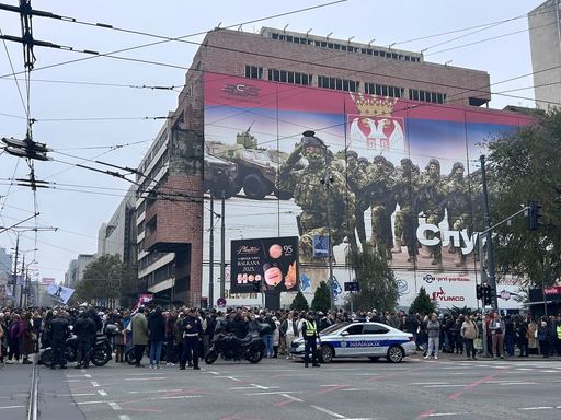 Mii de oameni protestează în Serbia faţă de adoptarea legii care accelerează dezvoltarea proiectului imobiliar al lui Jared Kushner, ginerele preşedintelui Trump - VIDEO
