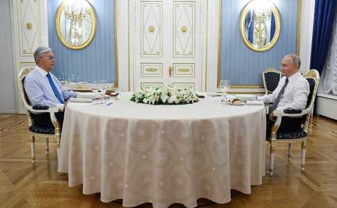 Putin şi preşedintele Kazahstanului discută timp de două zile despre proiecte în domeniul gazelor şi sancţiunile SUA asupra petrolului. Liderul kazah s-a întâlnit săptămâna trecută cu Donald Trump