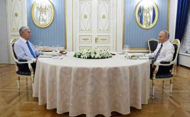 Putin şi preşedintele Kazahstanului discută timp de două zile despre proiecte în domeniul gazelor şi sancţiunile SUA asupra petrolului. Liderul kazah s-a întâlnit săptămâna trecută cu Donald Trump