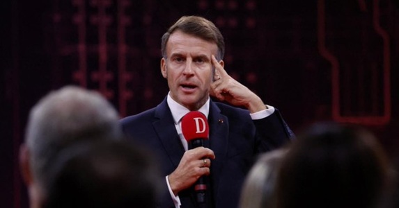 Macron ”nu exclude” să părăsească X, dar nu ”mâine dimineaţă”