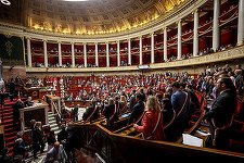 Parlamentul francez a votat suspendarea controversatei reforme a pensiilor propuse de Emmanuel Macron în 2023