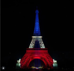 Turnul Eiffel, luminat în culorile drapelului francez la 10 ani de la atentatele din 13 noiembrie 2015