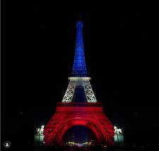 Turnul Eiffel, luminat în culorile drapelului francez la 10 ani de la atentatele din 13 noiembrie 2015
