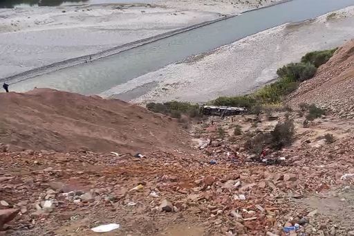 Accident de autobuz în Peru – Cel puţin 37 de persoane au murit după ce vehiculul a căzut într-o râpă