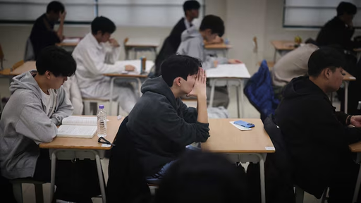Zi specială în Coreea de Sud, unde 500.000 de tineri au susţinut examenul crucial de admitere la facultate. Probele au durat nouă ore. Toate zborurile au fost suspendate jumătate de oră pentru a nu perturba proba de engleză