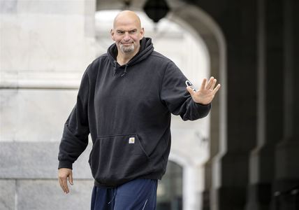 Senatorul american John Fetterman a fost internat în spital după ce a căzut în timp ce se plimba. El a fost unul dintre cei opt democraţi care au votat alături de republicani pentru încheierea blocajului guvernamental