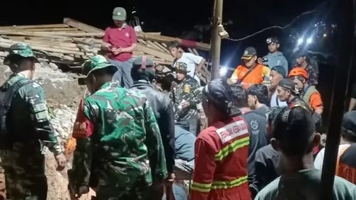 Indonezia: Doi morţi şi 21 de dispăruţi în urma unei alunecări de teren pe insula Java