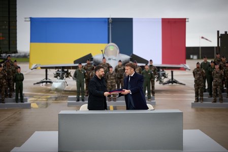 Macron şi Zelenski au semnat o scrisoare de intenţie pentru achiziţionarea viitoare de către Ucraina a până la 100 de avioane Rafale