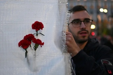 Zeci de mii persoane de comemorează în Grecia Revolta Studenţească împotriva juntei coloneilor din 1973. 11 persoane, arestate înaintea manifestaţiei. Steagurile SUA şi NATO arse la Salonic