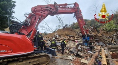 Un mort şi un dispărut în nord-estul Italiei, în urma unei alunecări de teren în provincia Gorizia. după ploi torenţiale care au luat trei case. Aproximativ 300 de persoane evacuate de pe acoperişurile caselor în mai multe comune afectate
