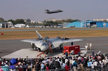 Rusia îşi dezvăluie avionul de luptă de tip Su-57 la Dubai  Airshow 2025