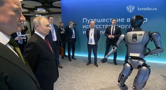 Putin anunţă construirea a 38 de noi reactoare nucleare la Conferinţa AI Journey, la Moscova, la care a fost primit de către un robot dansator. Centralele urmează să fie construite în Ural, Siberia şi Extremul Orient rus şi să dubleze capacitatea centrale