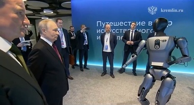 Putin anunţă construirea a 38 de noi reactoare nucleare la Conferinţa AI Journey, la Moscova, la care a fost primit de către un robot dansator. Centralele urmează să fie construite în Ural, Siberia şi Extremul Orient rus şi să dubleze capacitatea centralelor actuale