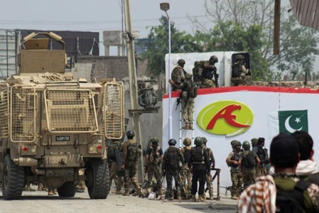 Armata pakistaneză anunţă că a ucis 30 de insurgenţi în mai multe operaţiuni militare la frontiera cu Afganistanul