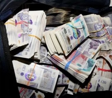 Consumatorii britanici de droguri sunt avertizaţi că ajută la alimentarea maşinăriei ruse de război. Traficanţii şi-au cumpărat o bancă în Kârgâzstan. Banii, scoşi din ţară în cutii de detergent sau lapte praf 