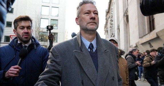 Un fost eurodeputat britanic, coleg cu Farage, condamnat la zece ani şi jumătate de închisoare, pentru acte de corupţie în favoarea Rusiei. El a primit mită de la ucraineni proruşi în cadrul unei campanii de influenţare prorusă în Parlamentul European