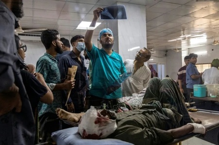 Cel puţin nouă morţi şi 300 de răniţi în Bangladesh, într-un cutremur de magnitudinea 5,5, resimţit până la Calcutta, în India. Între răniţi, mai ales studenţi şi muncitori. Cel puţin 14 clădiri avariate, incendiu într-o centrală electrică. 