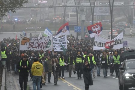 Belgrad: Mii de protestatari au cerut să fie traşi la răspundere cei responsabili de violenţe asupra studenţilor şi de moartea a 16 persoane la gara din Novi Sad