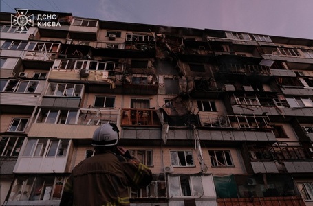 UPDATE - Părţi din capitala Ucrainei se confruntă cu întreruperi de curent şi apă, în urma atacului rusesc / O clădire cu nouă etaje a fost lovită de resturi în districtul Dnipro, o persoană a murit 

