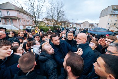 Devenit favorit în sondajele pentru prezidenţiale, liderul francez de extremă dreapta Jordan Bardella a fost atacat cu făină la un târg agricol. Un minor a fost reţinut - VIDEO